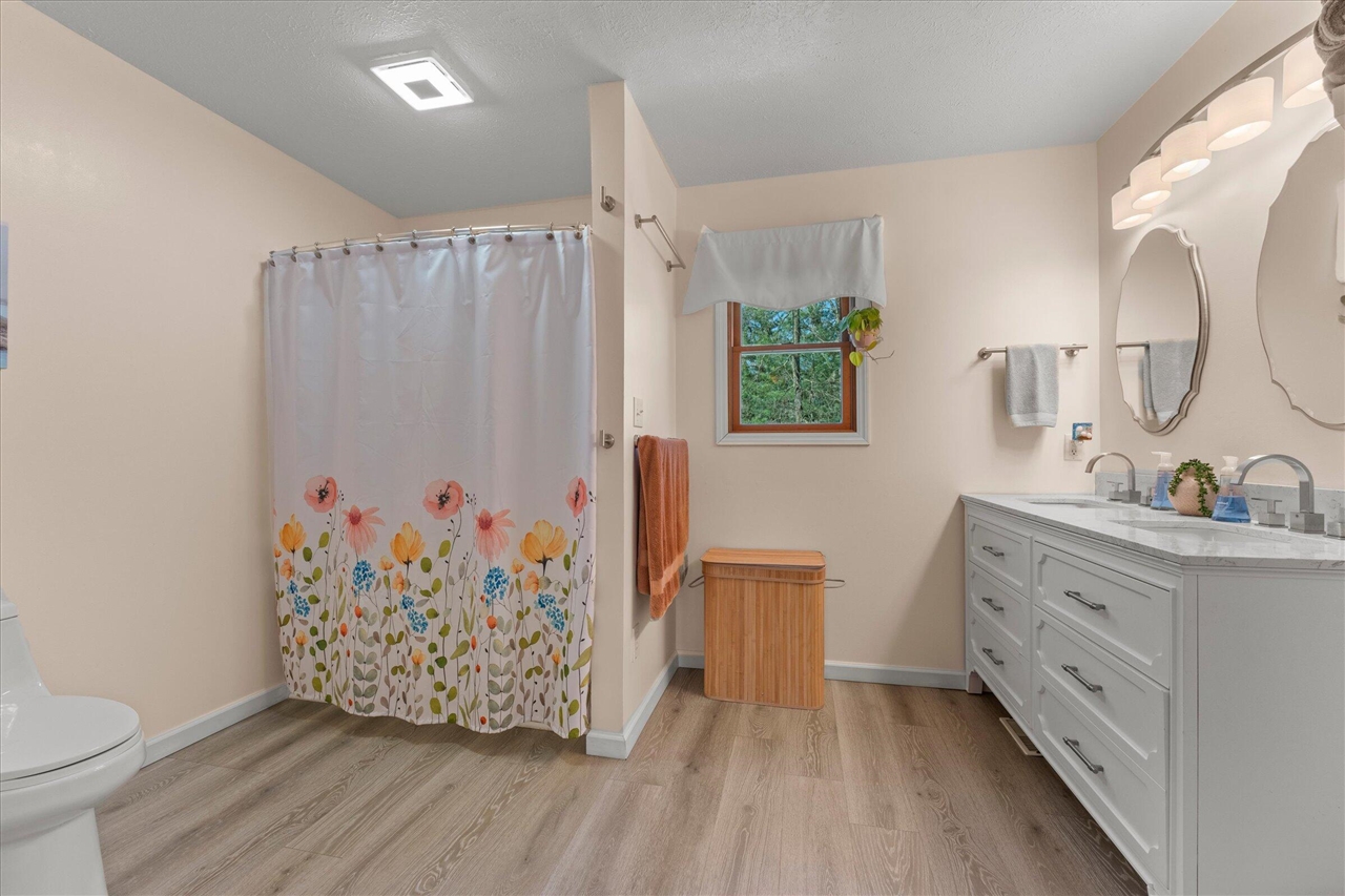 68600 Christiana Lake Road, Edwardsburg, MI, 49112-8727