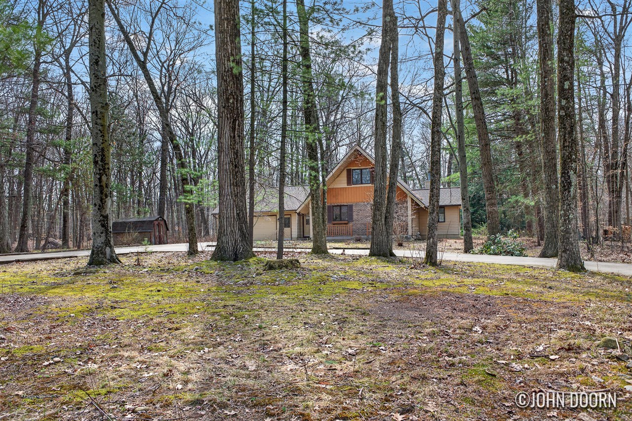 9063 Algoma Avenue, Rockford, MI, 49341-9084