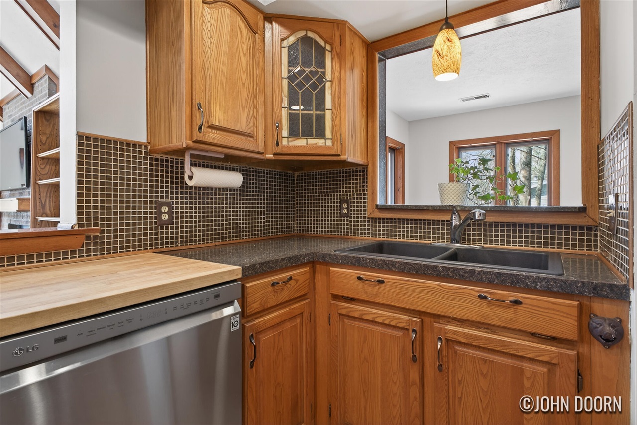 9063 Algoma Avenue, Rockford, MI, 49341-9084