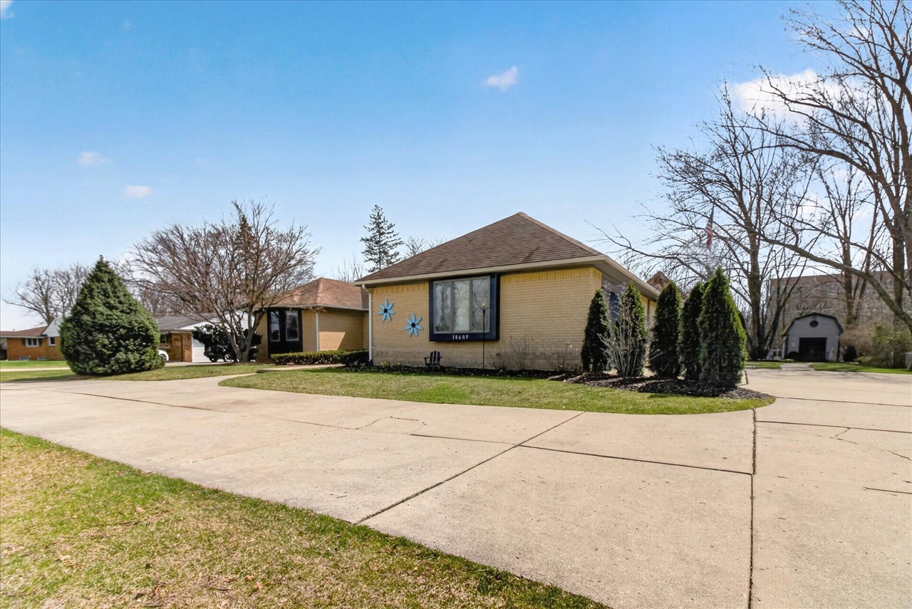 38609 Jahn Street, Livonia, MI, 48152-1018