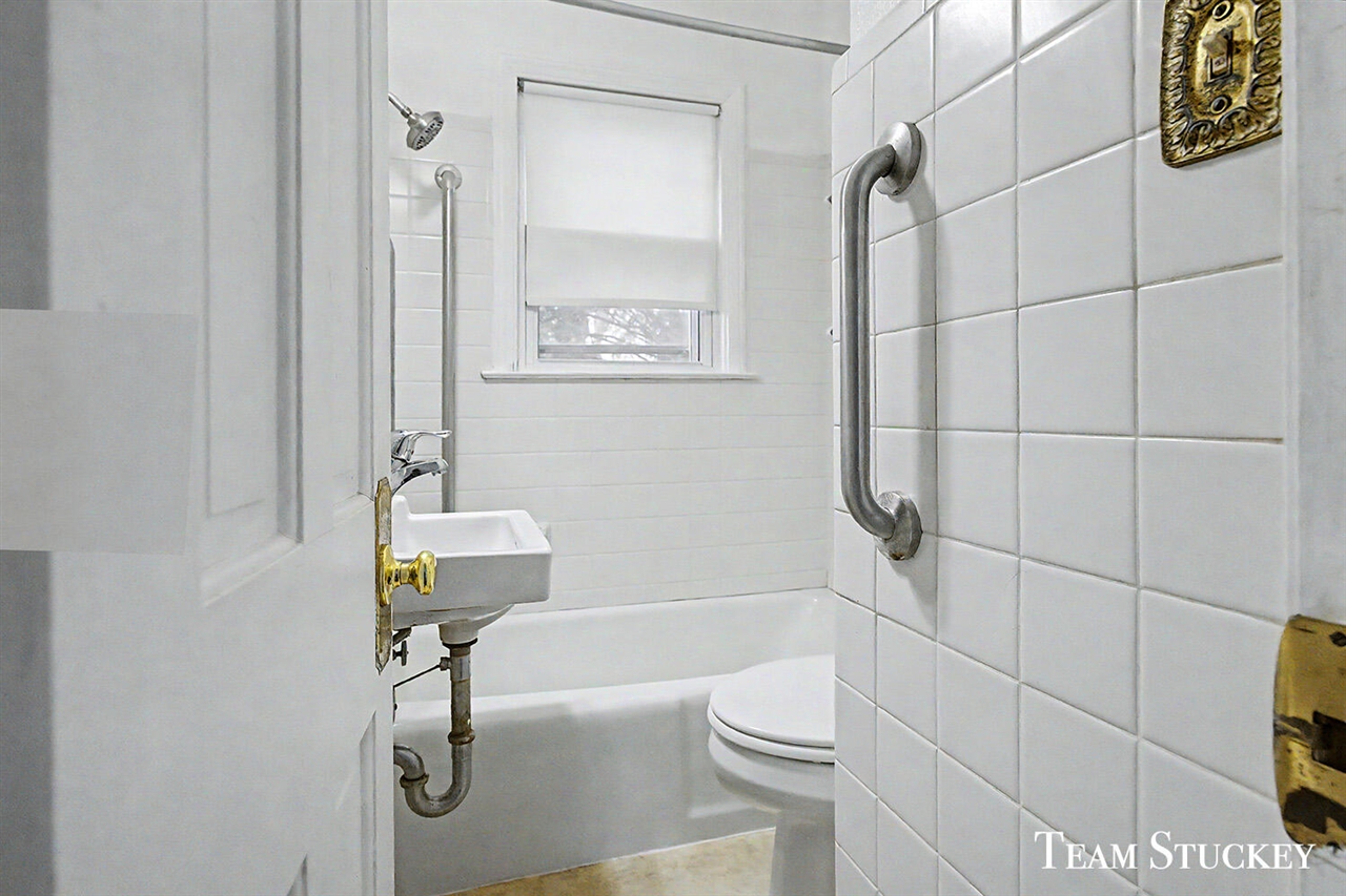 617 Vernon Avenue, Lansing, MI, 48910-4634