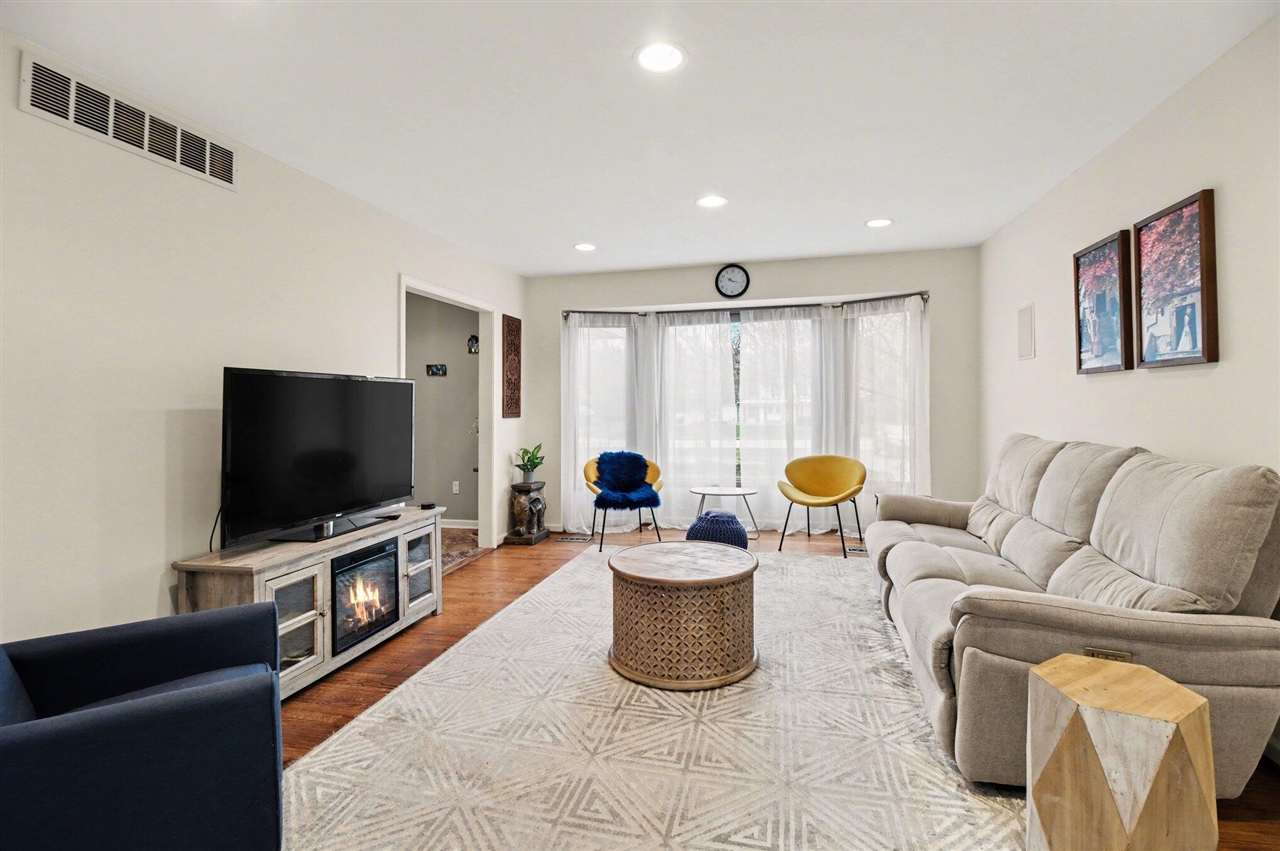 3786 Quarton Road, Bloomfield Hills, MI, 48302-4037