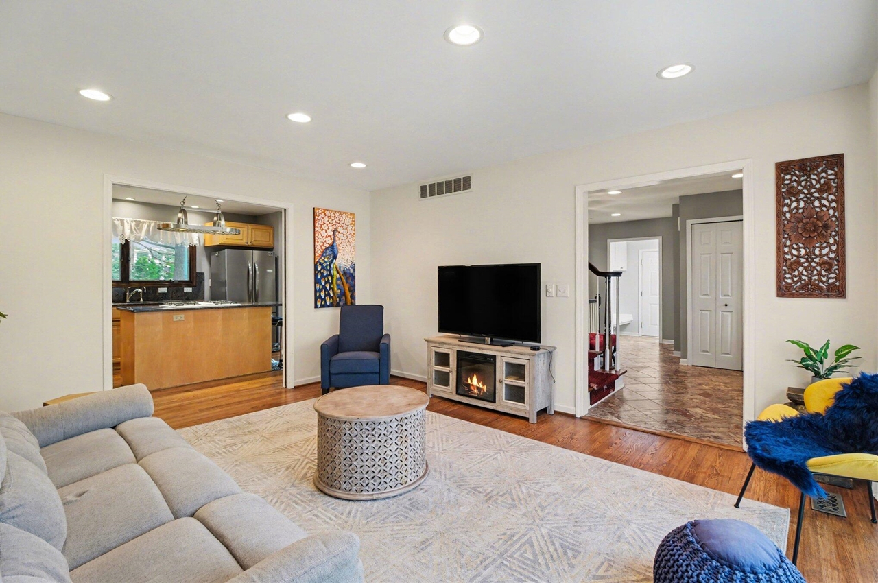 3786 Quarton Road, Bloomfield Hills, MI, 48302-4037