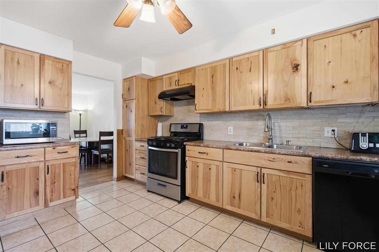 745 Barnett Place, Grand Rapids, MI, 49503-1153