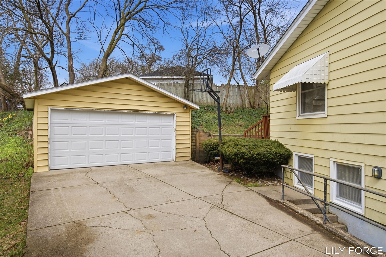 745 Barnett Place, Grand Rapids, MI, 49503-1153