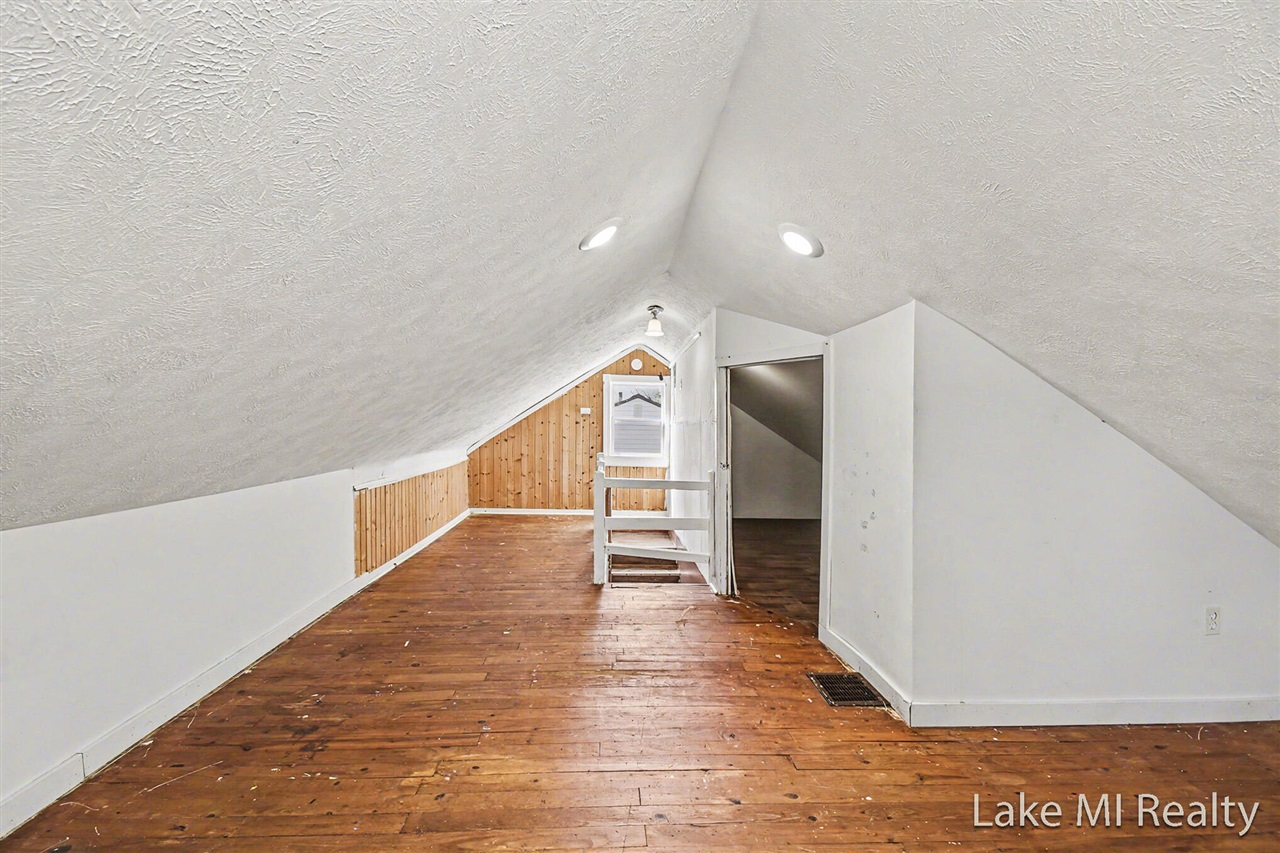 905 Dickinson Street, Grand Rapids, MI, 49507-2044