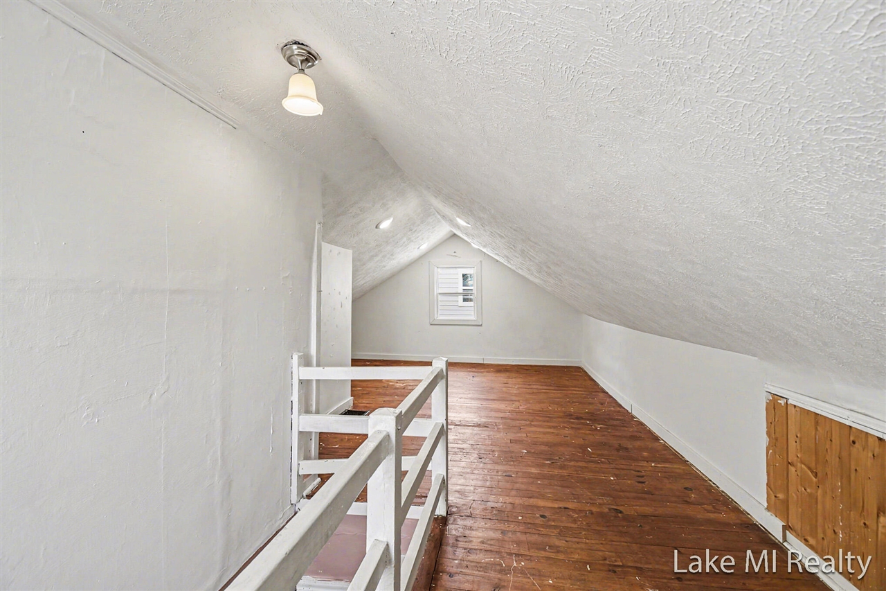 905 Dickinson Street, Grand Rapids, MI, 49507-2044