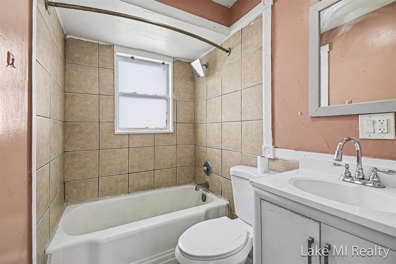 905 Dickinson Street, Grand Rapids, MI, 49507-2044