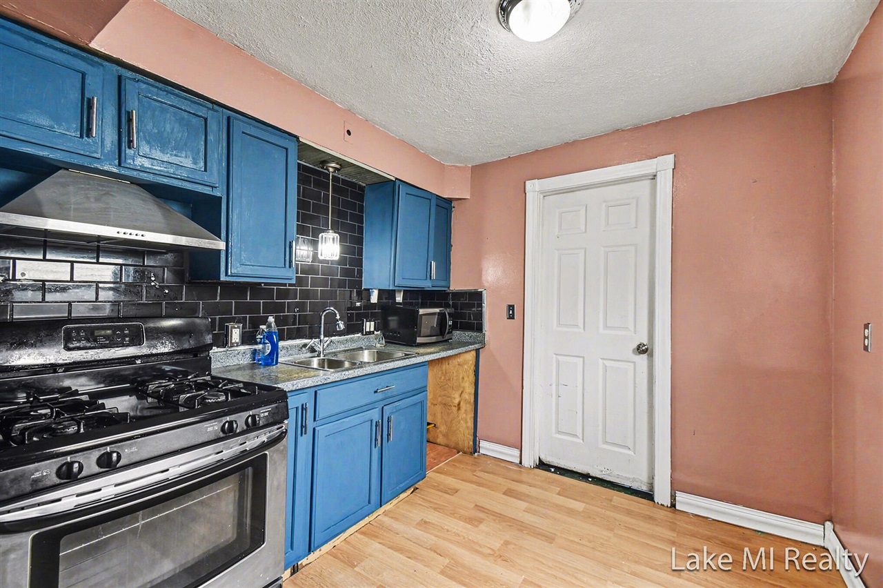 905 Dickinson Street, Grand Rapids, MI, 49507-2044