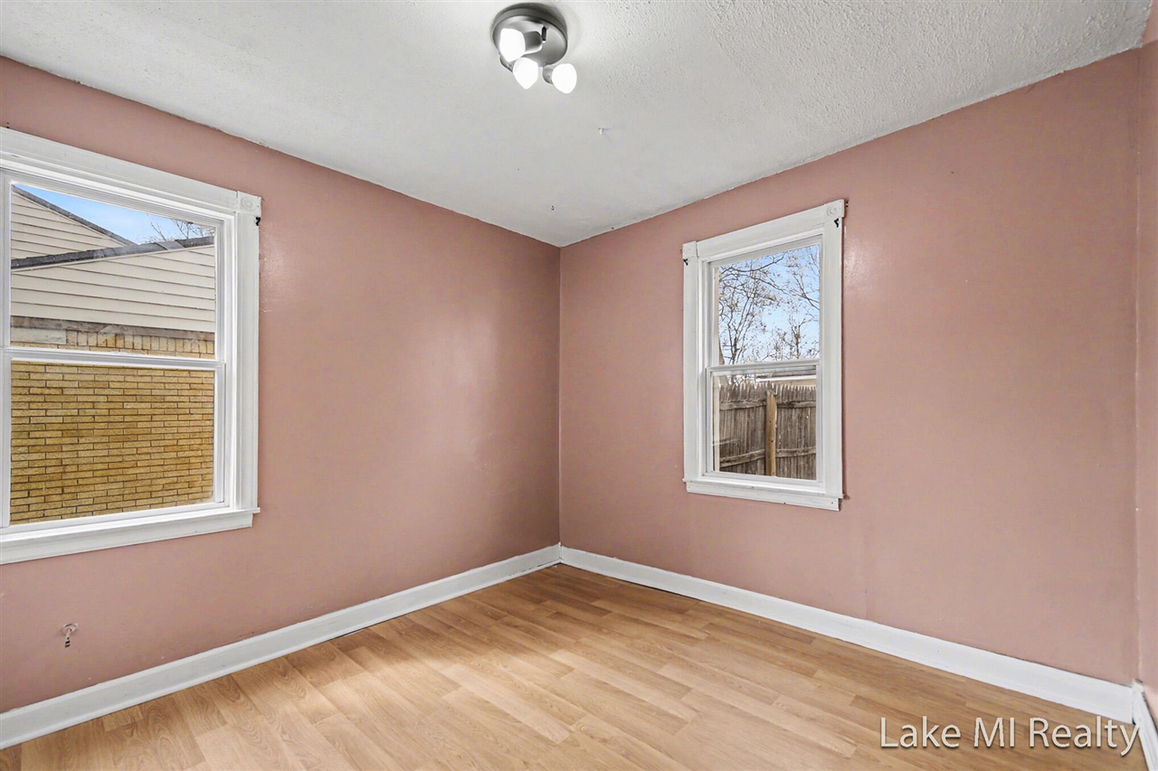 905 Dickinson Street, Grand Rapids, MI, 49507-2044