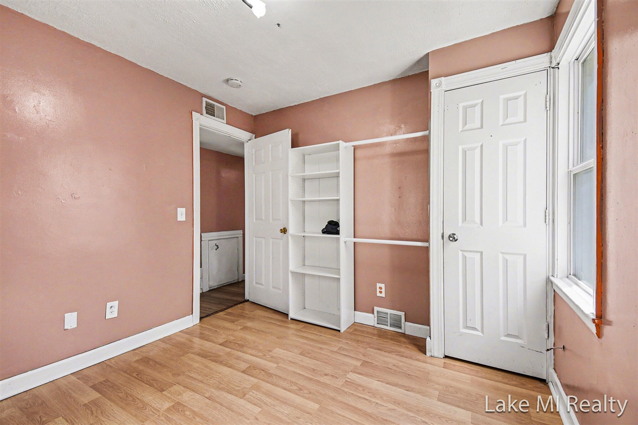 905 Dickinson Street, Grand Rapids, MI, 49507-2044