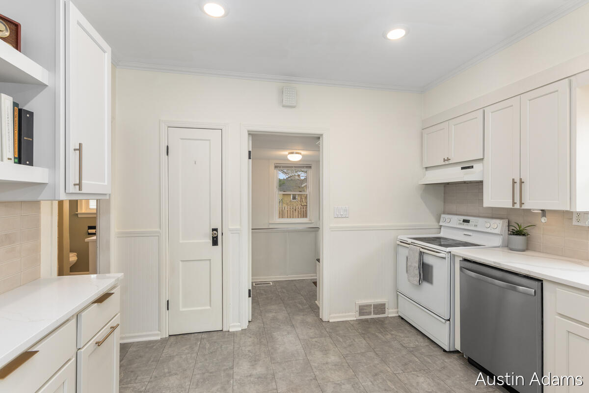 638 E Central Avenue, Zeeland, MI, 49464-1849