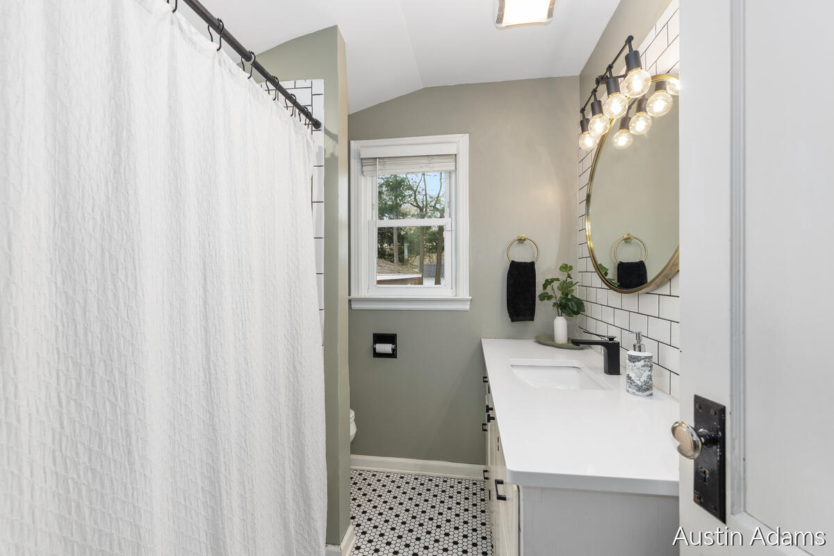 638 E Central Avenue, Zeeland, MI, 49464-1849