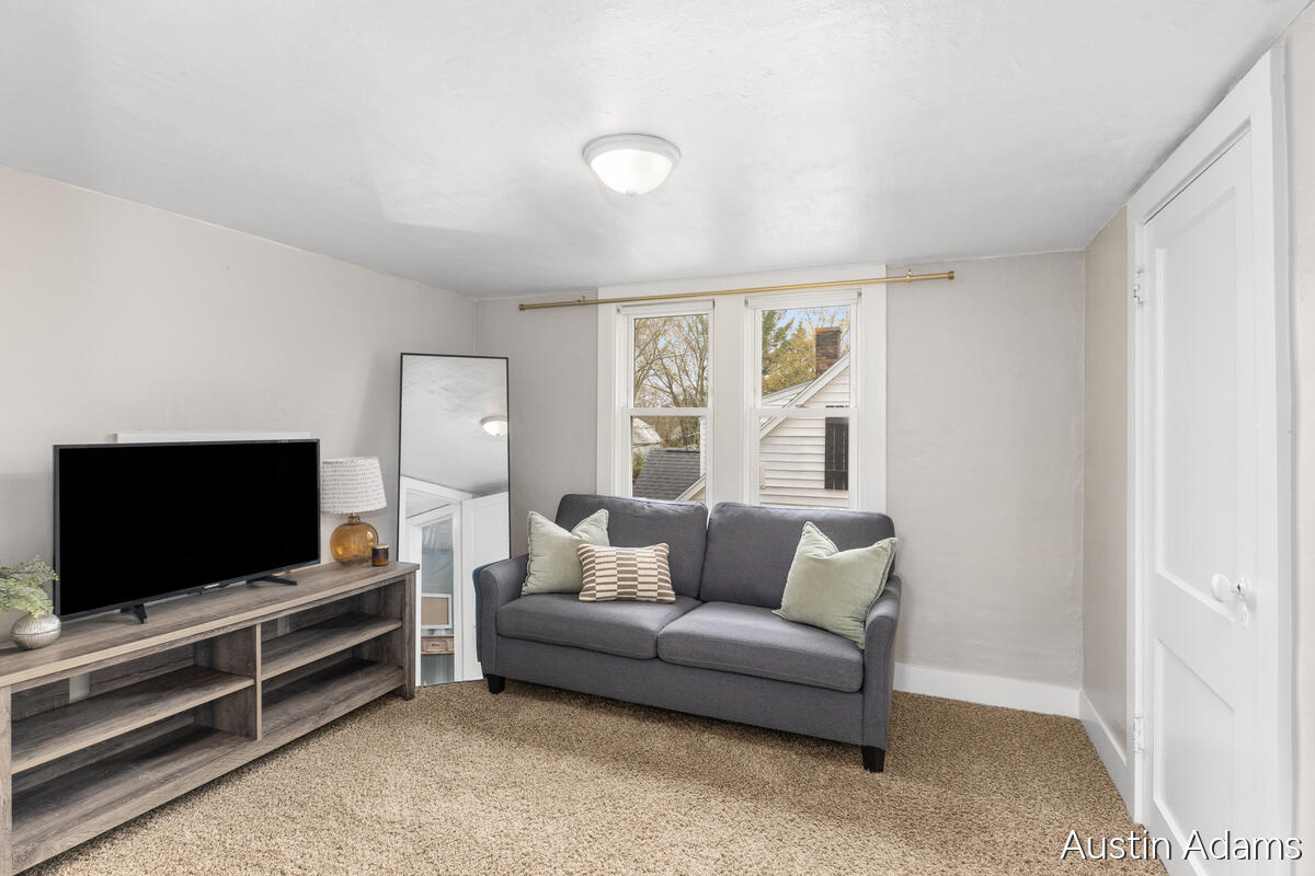 638 E Central Avenue, Zeeland, MI, 49464-1849