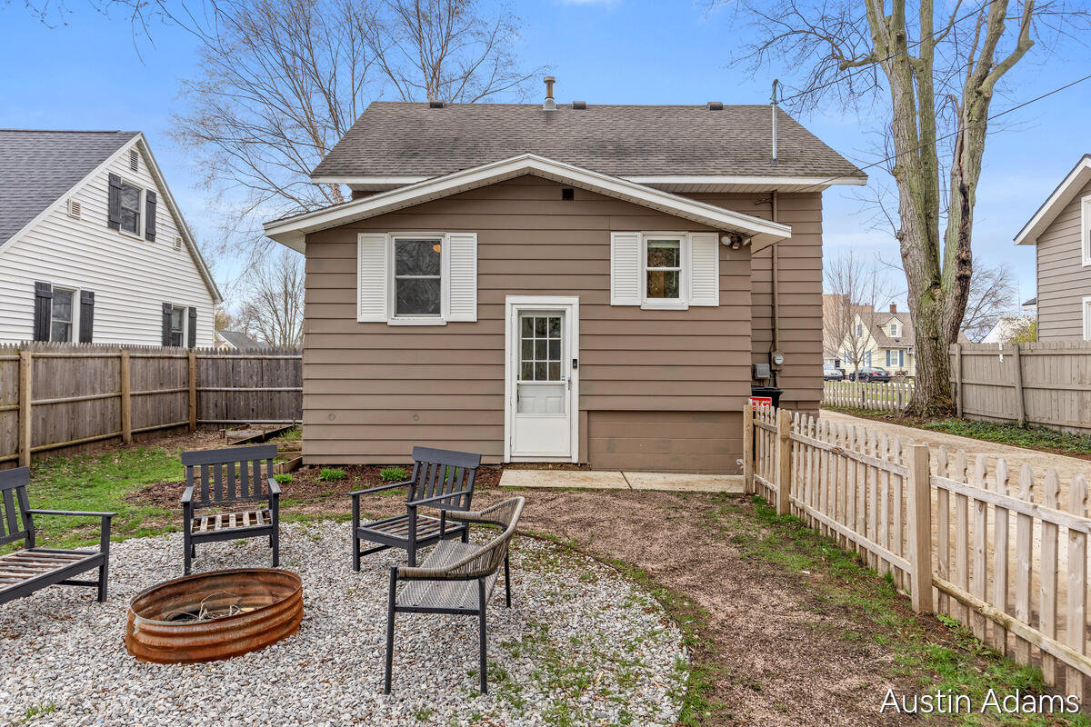 638 E Central Avenue, Zeeland, MI, 49464-1849