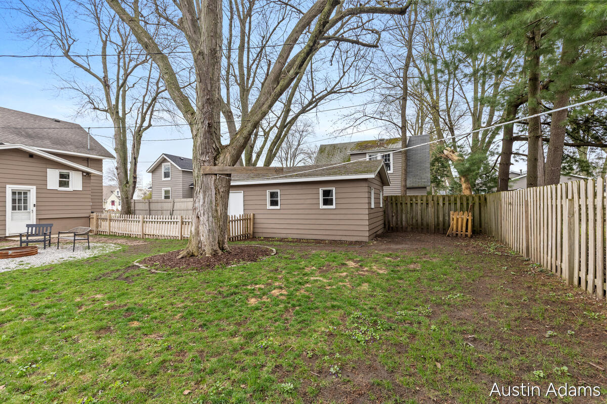 638 E Central Avenue, Zeeland, MI, 49464-1849