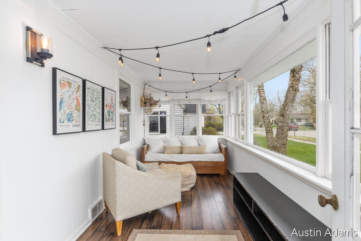 638 E Central Avenue, Zeeland, MI, 49464-1849