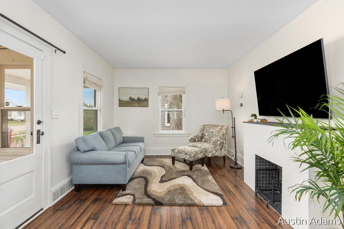 638 E Central Avenue, Zeeland, MI, 49464-1849