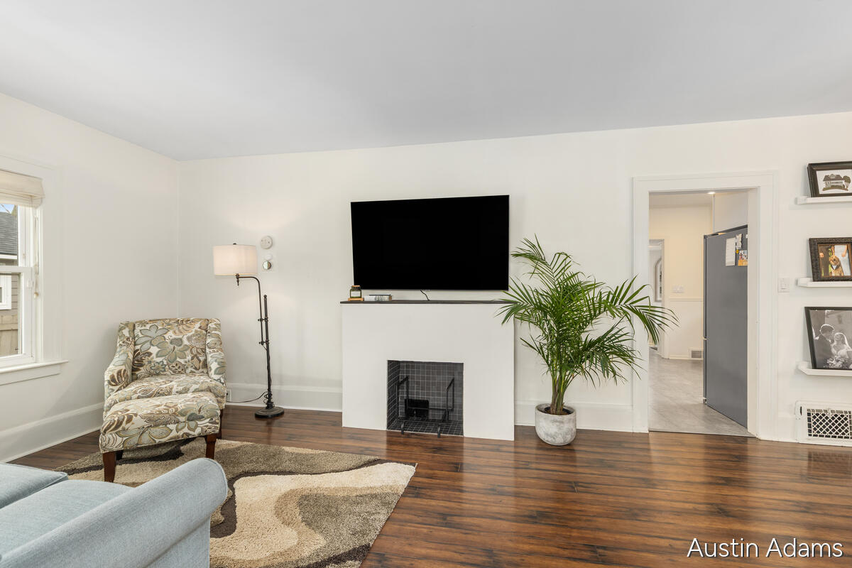 638 E Central Avenue, Zeeland, MI, 49464-1849