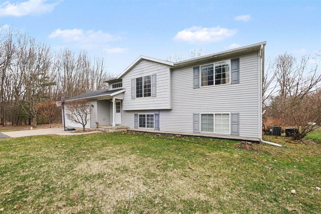 7460 15 Mile Road, Cedar Springs, MI, 49319-9342