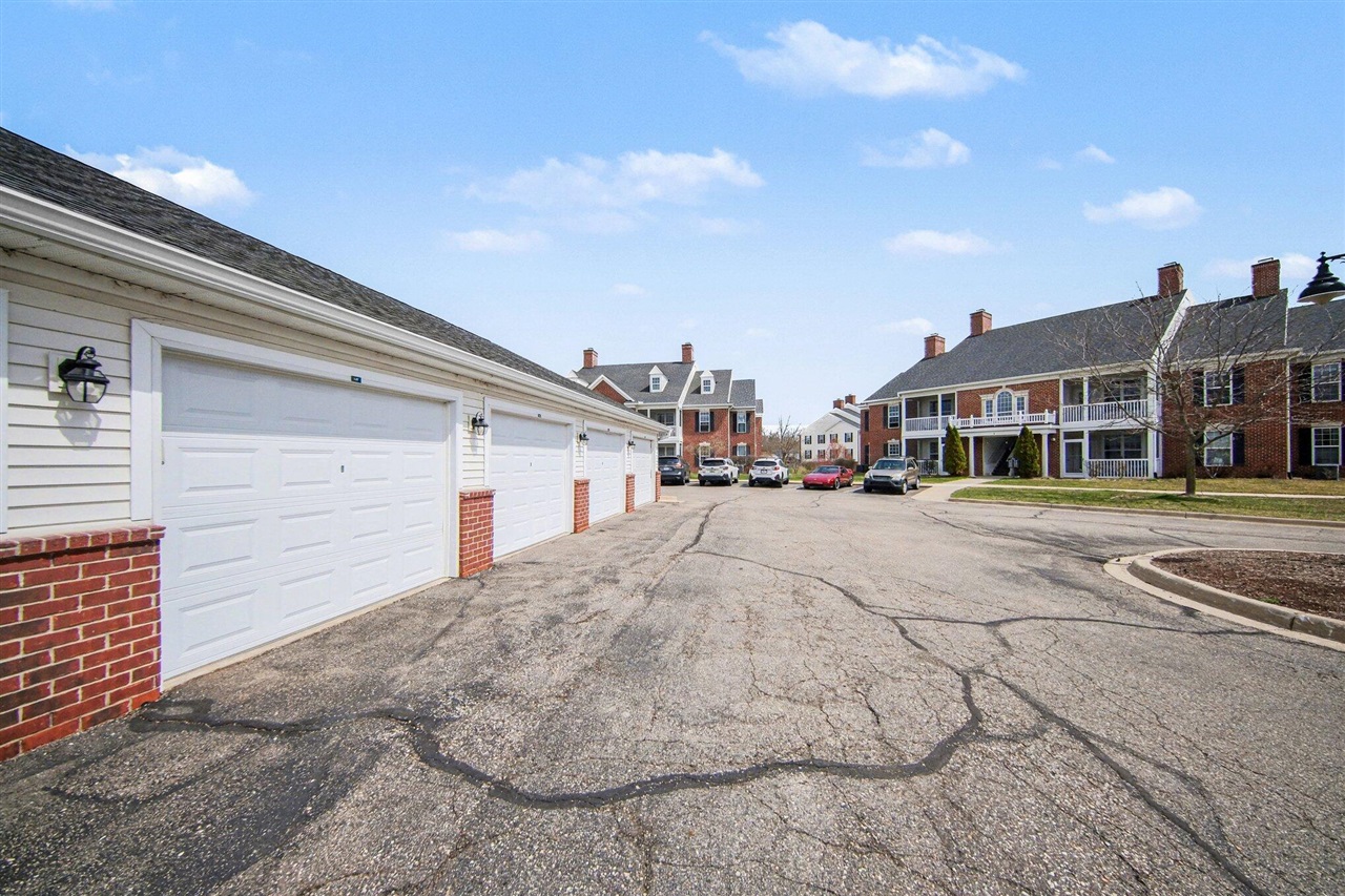 1016 W Summerfield Glen Circle UNIT&nbsp;87, Ann Arbor, MI, 48103-9166