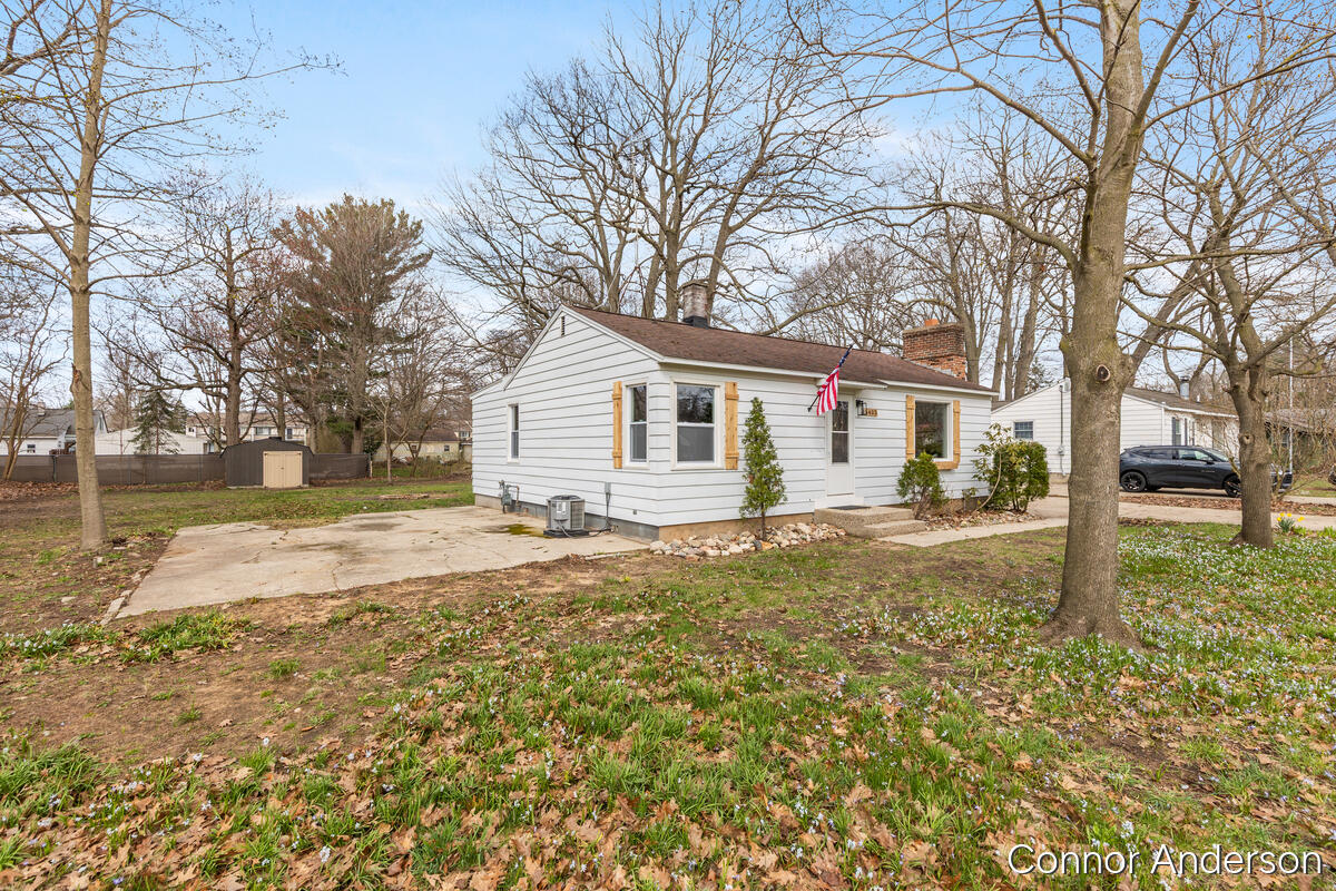 15403 Pine Street, Grand Haven, MI, 49417-2937