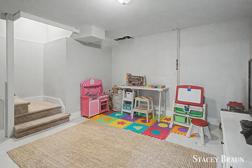 3045 Meadow Way Street, Grand Rapids, MI, 49546-5722