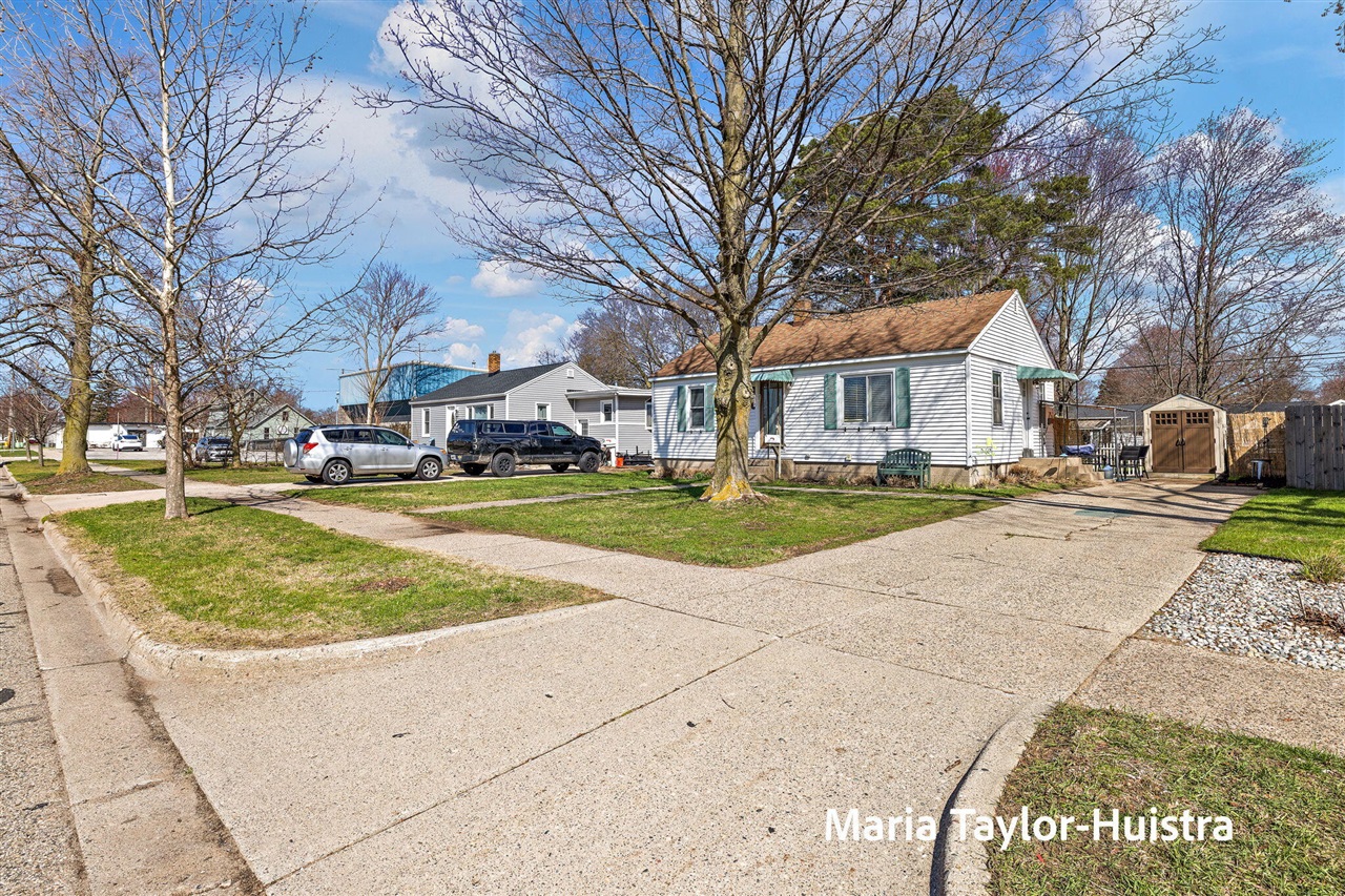1525 Grant Avenue, Grand Haven, MI, 49417-2015