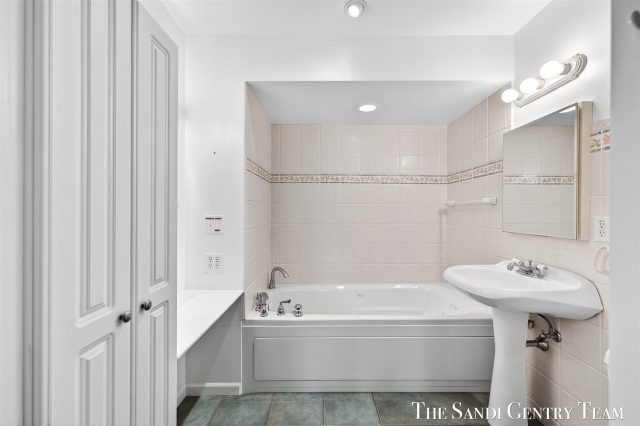 17101 Grandview Drive, Spring Lake, MI, 49456-9026