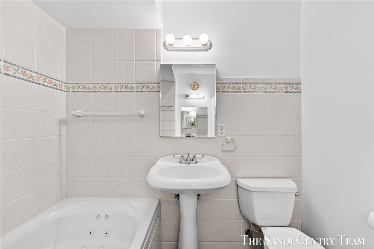 17101 Grandview Drive, Spring Lake, MI, 49456-9026