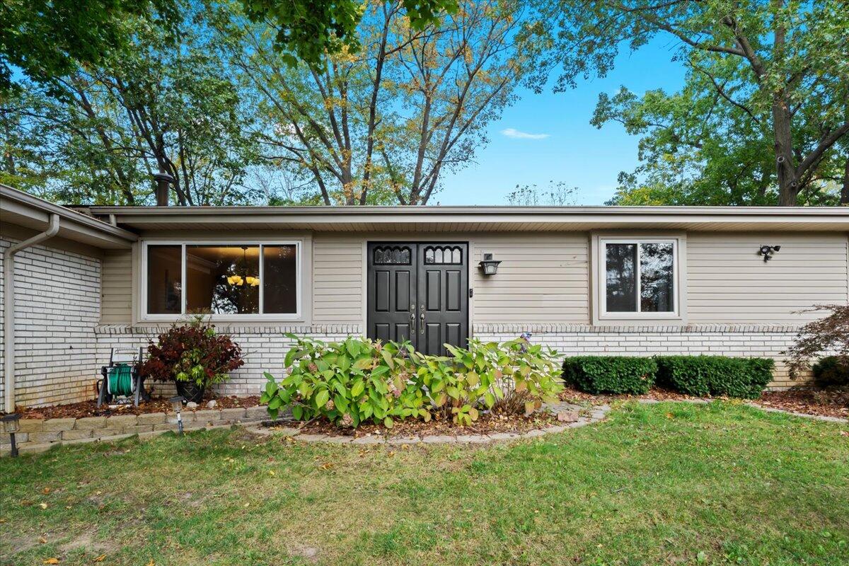 10932 Green Oaks Drive, South Lyon, MI, 48178-9345