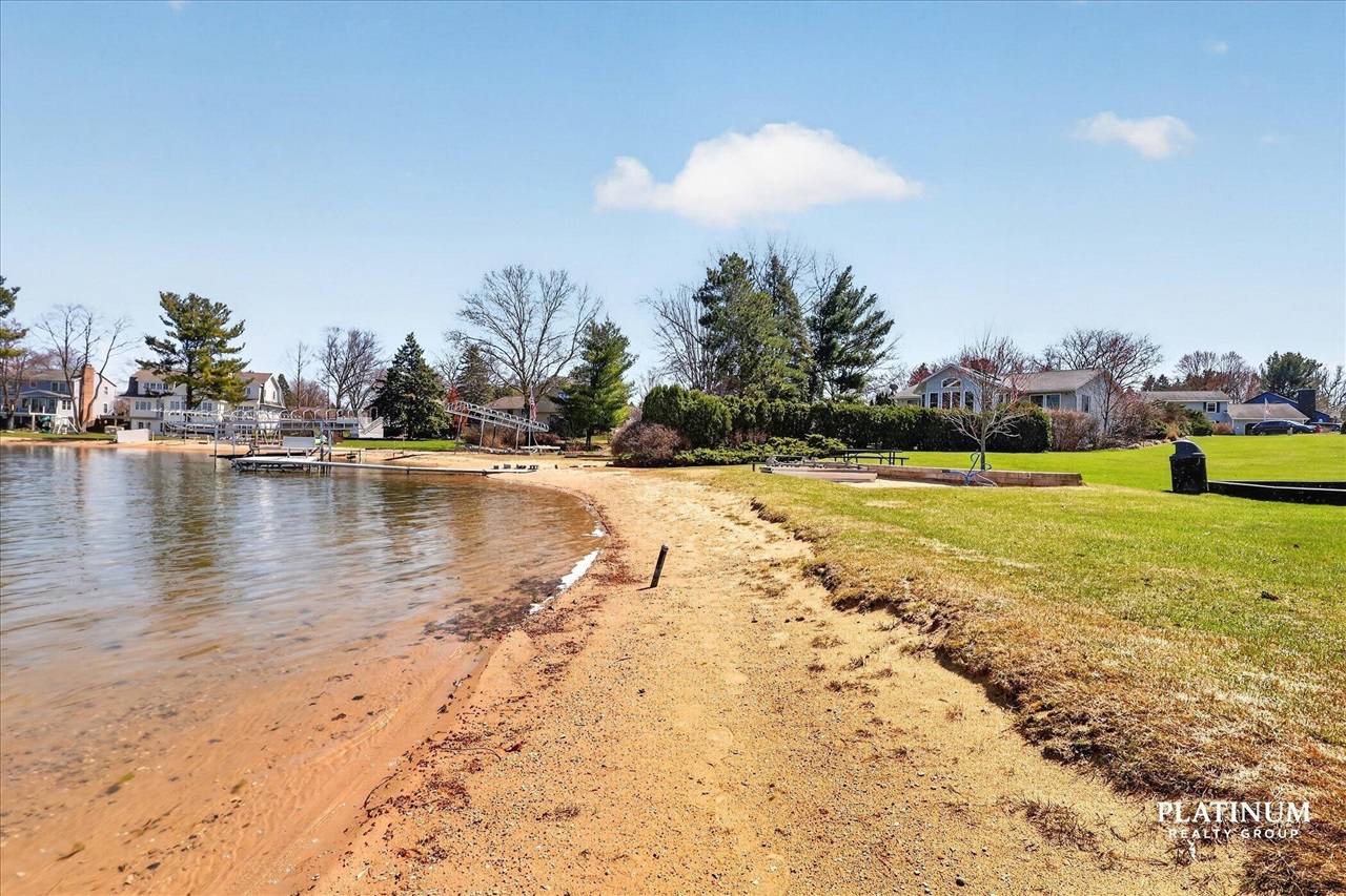 6879 Vista De Oro Drive, Rockford, MI, 49341-9469