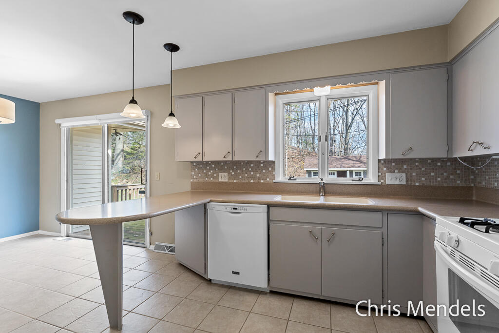 313 Robbins Road, Grand Haven, MI, 49417-9315