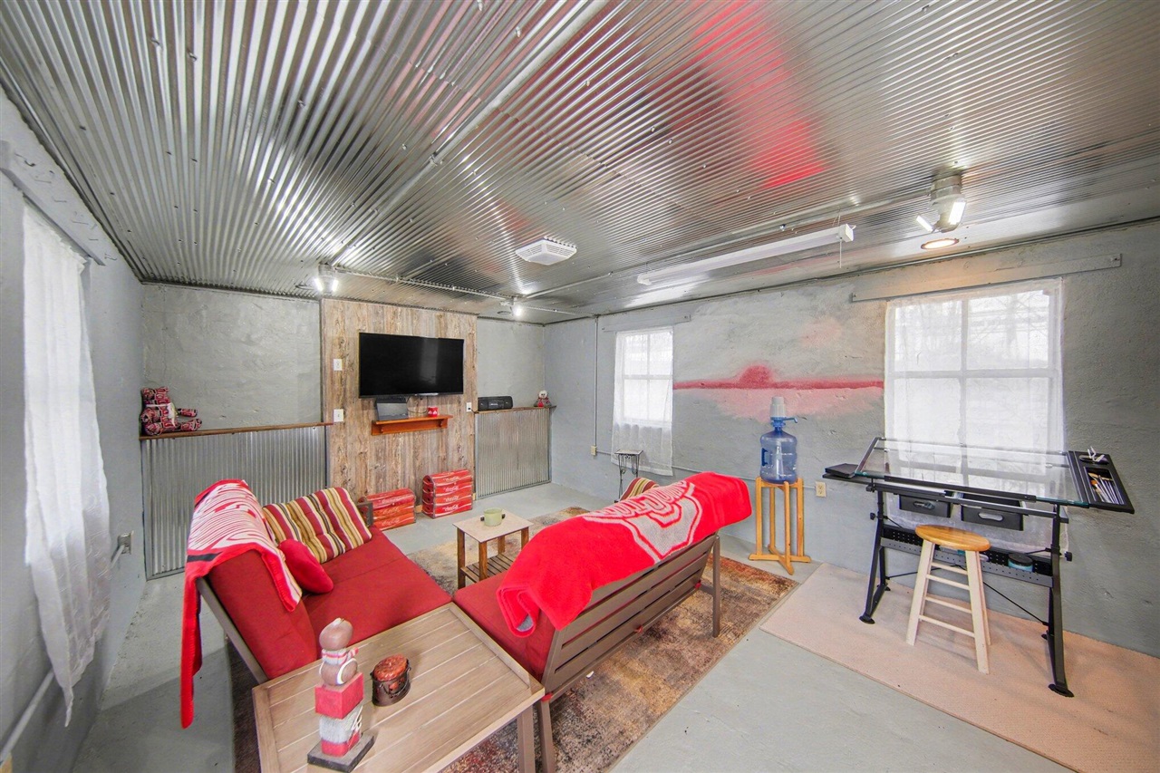 302 Hillsdale Street, Jackson, MI, 49202-2244