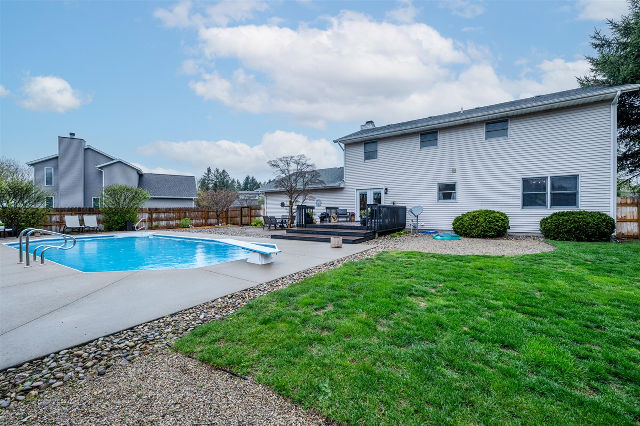 1460 Country Knoll Place, Saint Joseph, MI, 49085-9491