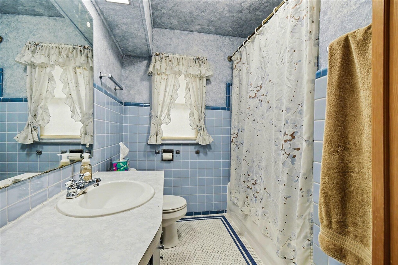 2100 Wealthy Street, East Grand Rapids, MI, 49506-3014