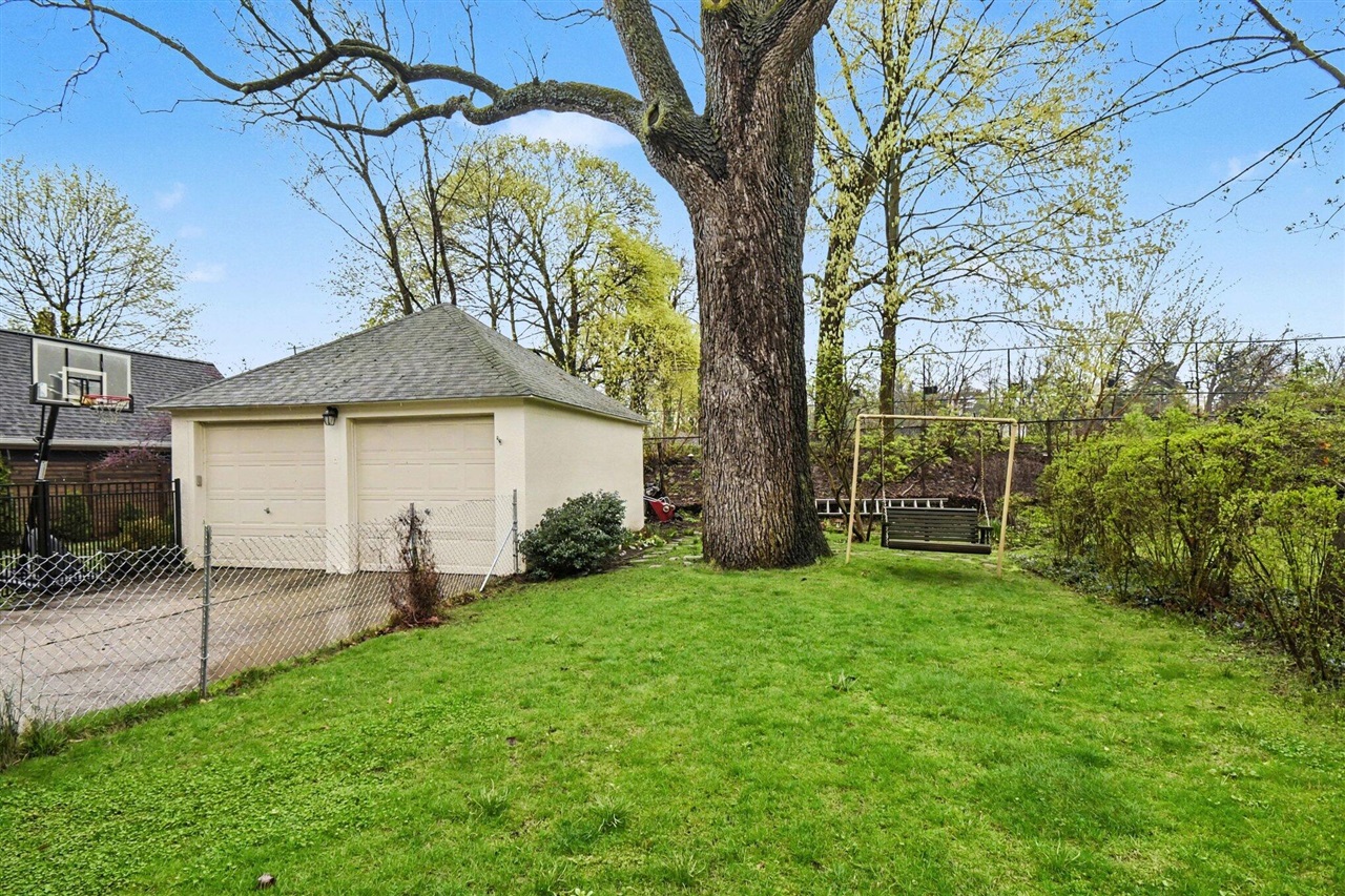 2100 Wealthy Street, East Grand Rapids, MI, 49506-3014