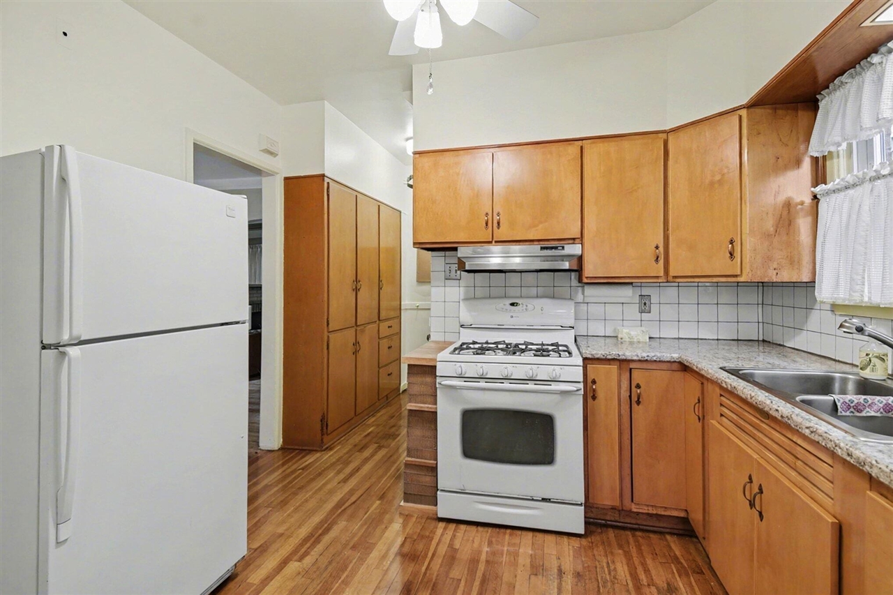 2100 Wealthy Street, East Grand Rapids, MI, 49506-3014