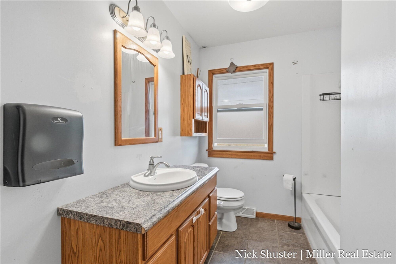 5375 Lansing Road, Charlotte, MI, 48813-8318