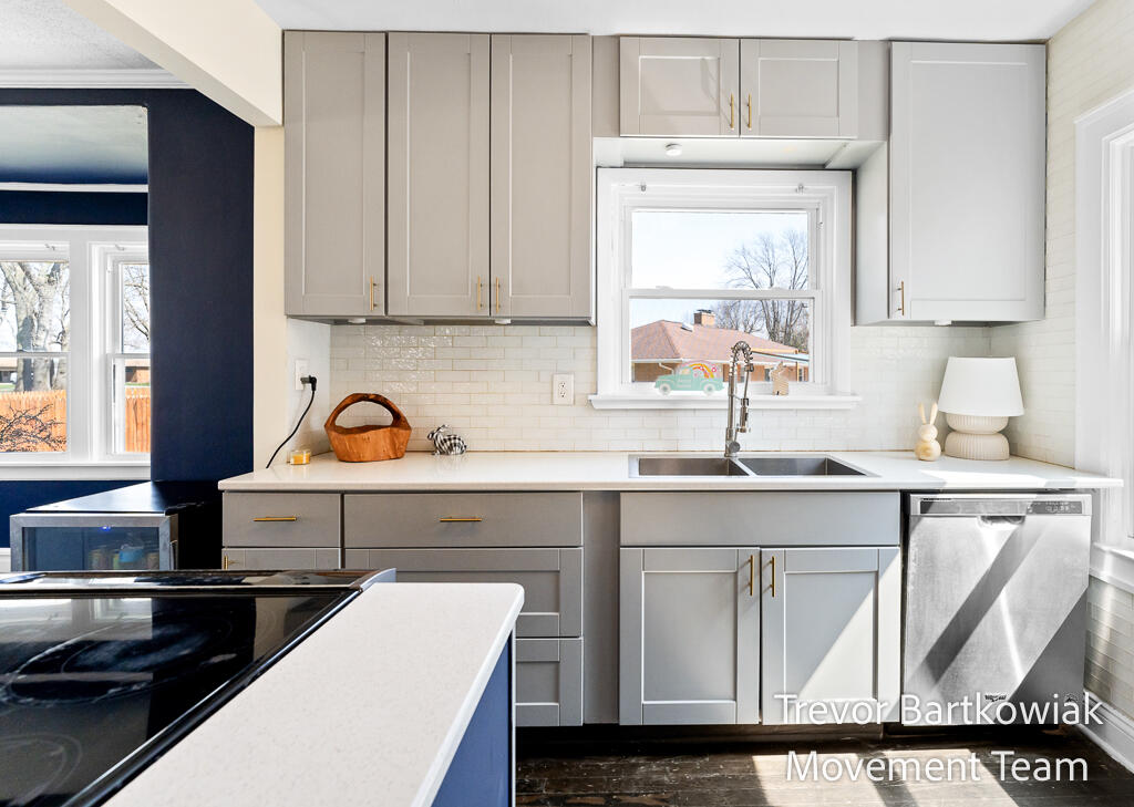 735 Wendover Boulevard, Norton Shores, MI, 49441-5051