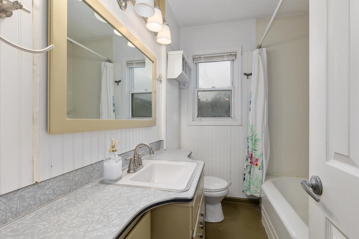 130 W 33rd Street, Holland, MI, 49423-7106