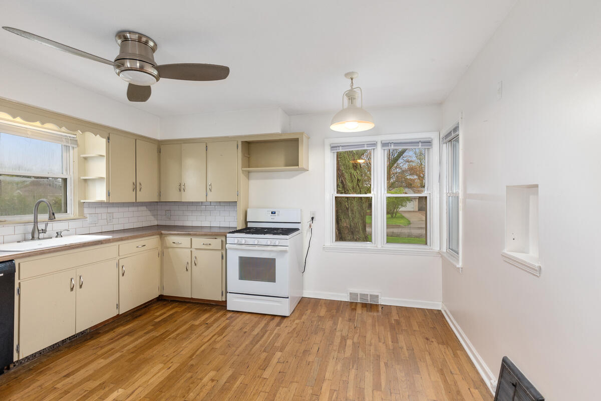 130 W 33rd Street, Holland, MI, 49423-7106