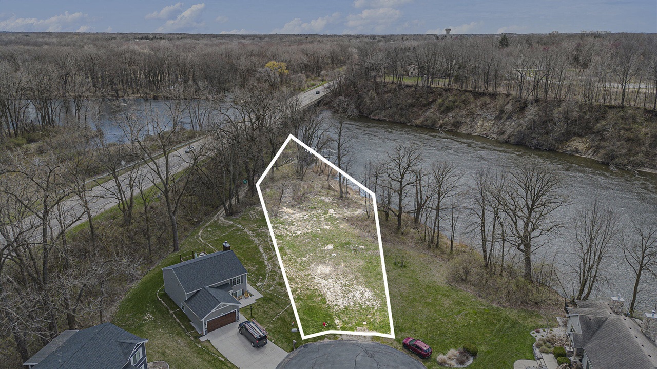 673 S Cygnet Lake Drive, Benton Harbor, MI, 49022-6116