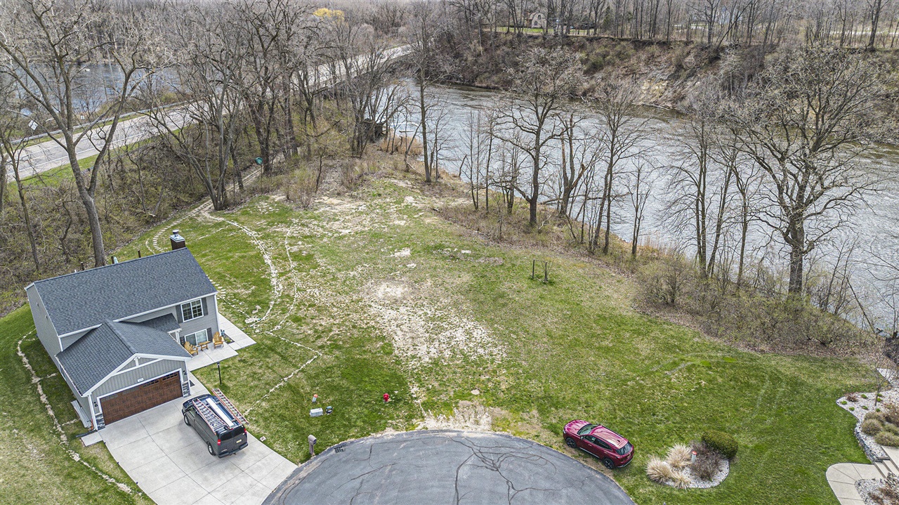 673 S Cygnet Lake Drive, Benton Harbor, MI, 49022-6116