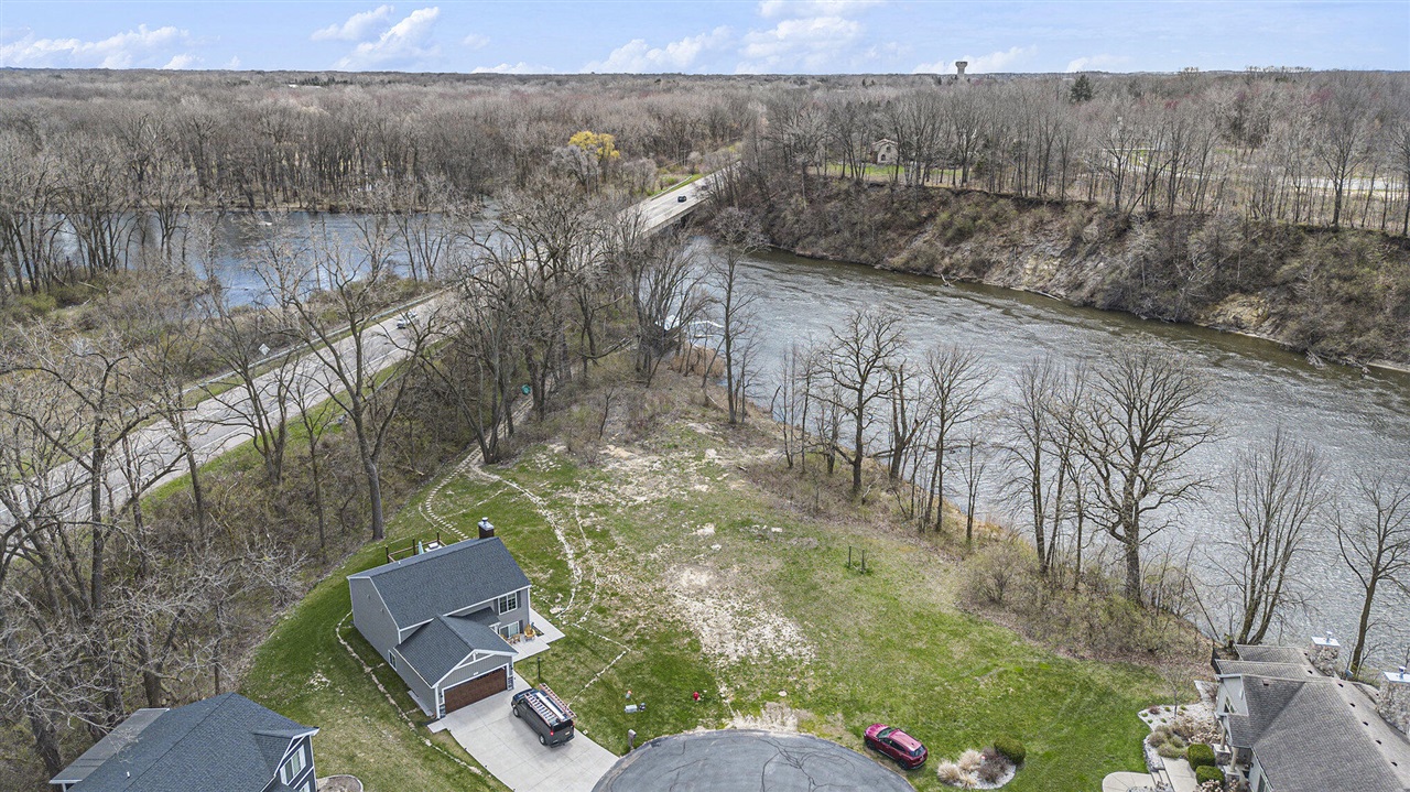 673 S Cygnet Lake Drive, Benton Harbor, MI, 49022-6116