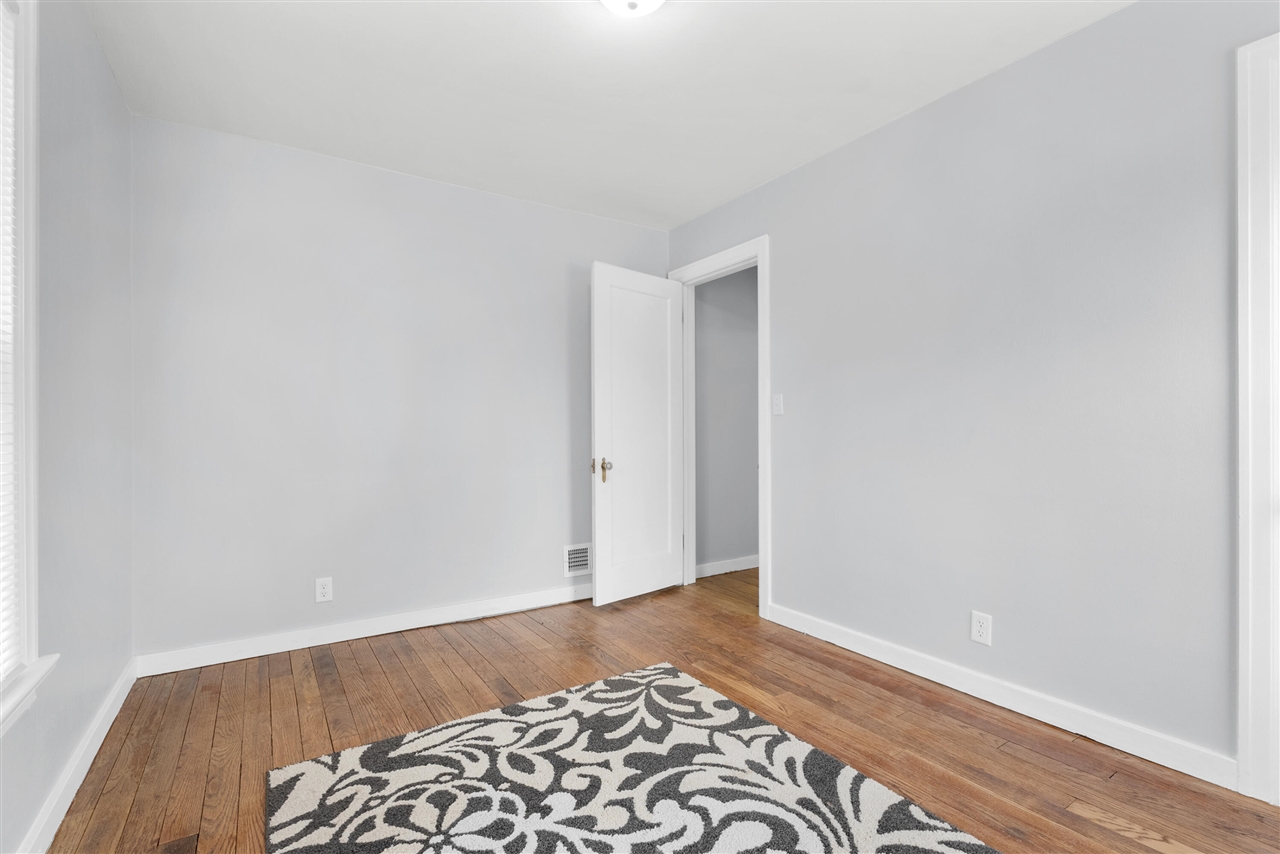 4 S Cedar Avenue, Battle Creek, MI, 49037-1606