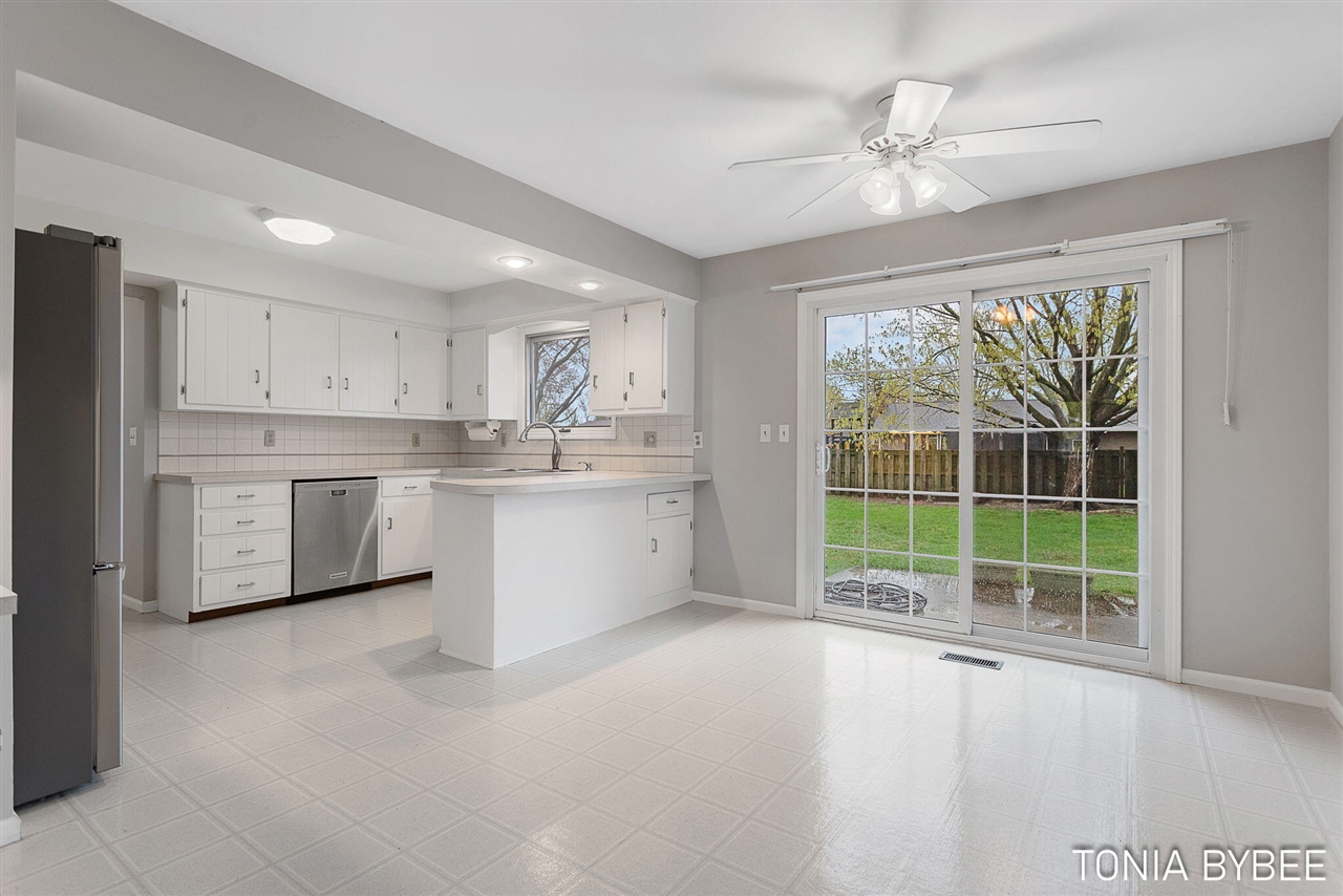 2594 West Chester Drive, Zeeland, MI, 49464-9118