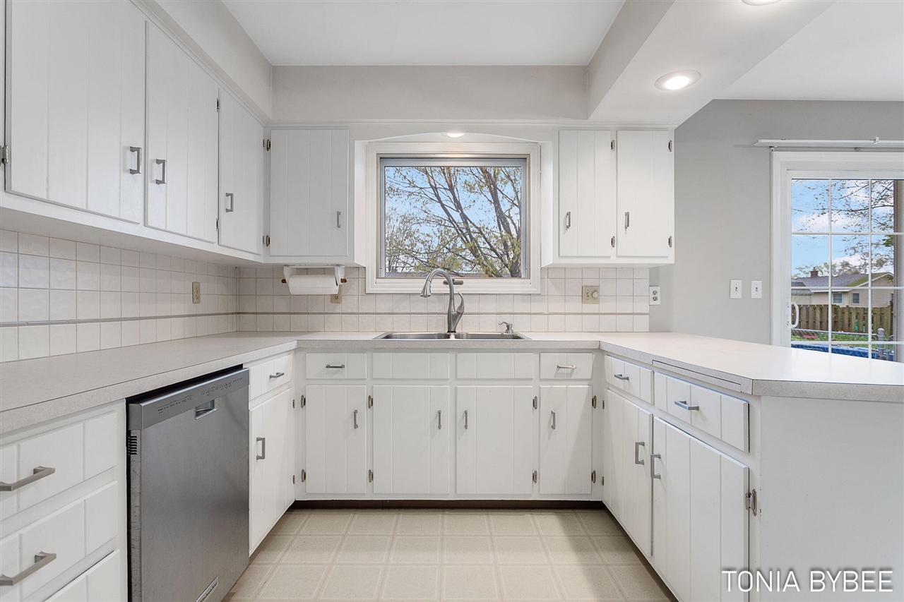 2594 West Chester Drive, Zeeland, MI, 49464-9118