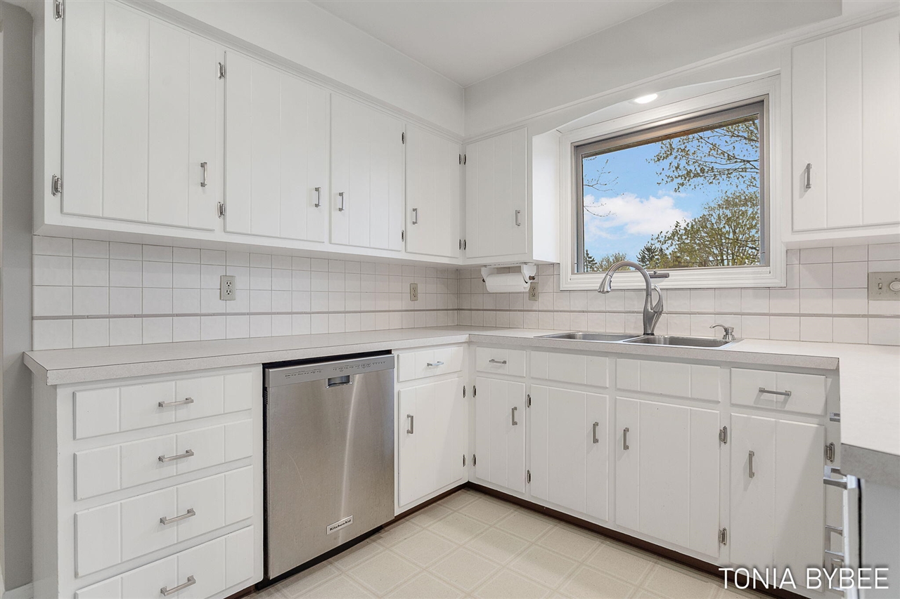 2594 West Chester Drive, Zeeland, MI, 49464-9118