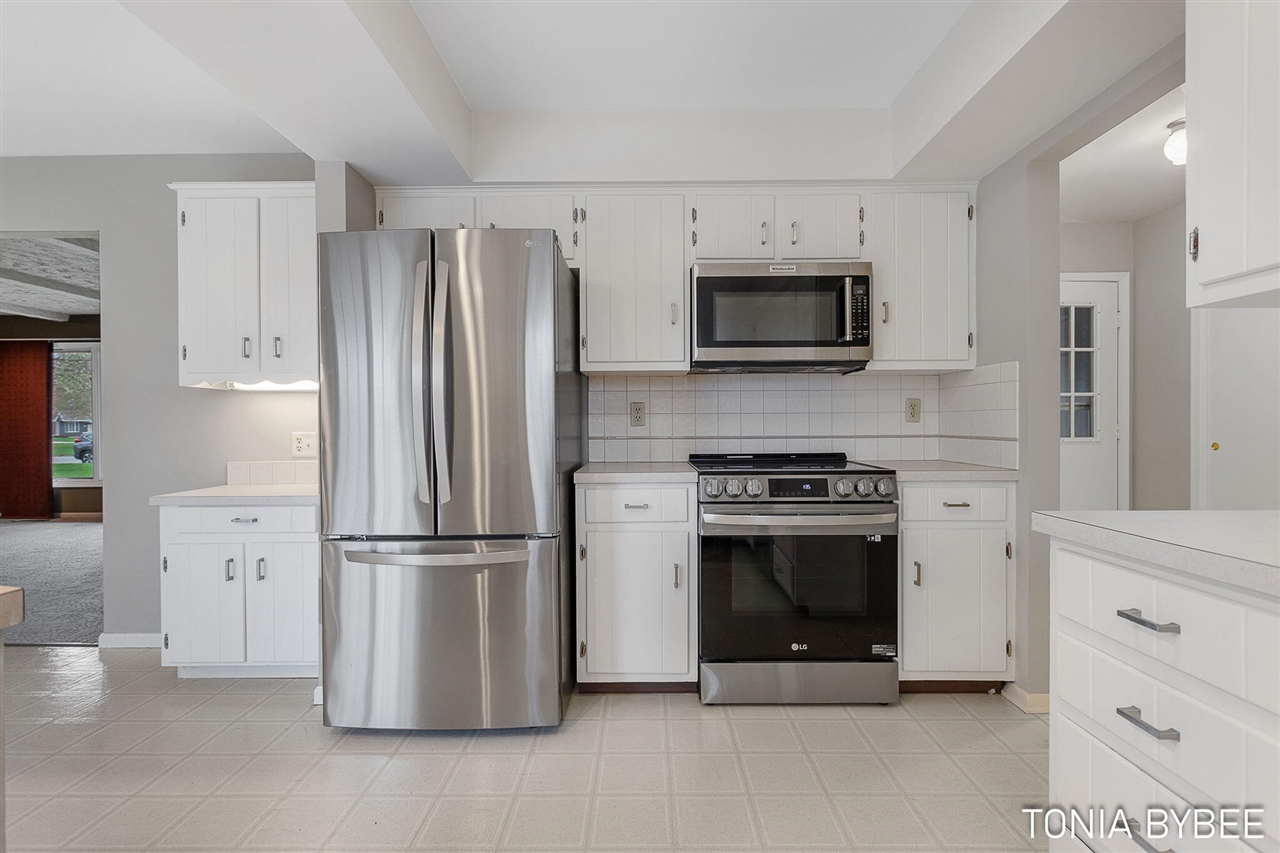 2594 West Chester Drive, Zeeland, MI, 49464-9118